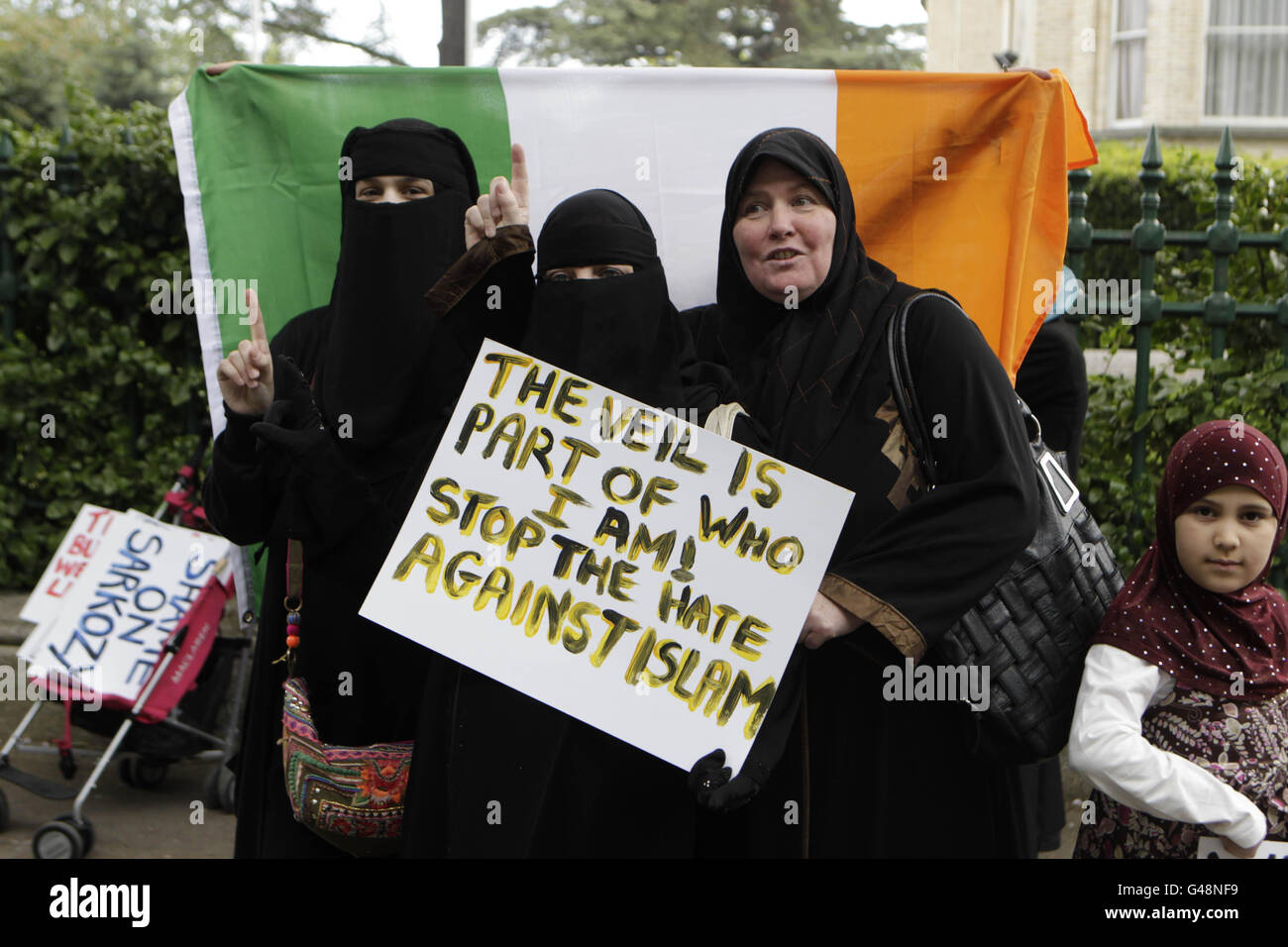 Mitglieder der irischen arabischen und semitischen Solidaritätsbewegung protestieren vor der französischen Botschaft in Dublin. Stockfoto