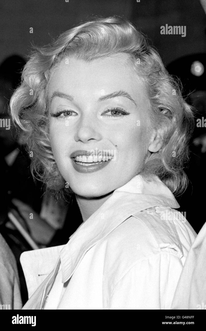 Die amerikanische Schauspielerin Marilyn Monroe am Flughafen London. Sie ist nach England gekommen, um den 'Sleeping Prince' in den Pinewood Studios zu drehen. Stockfoto