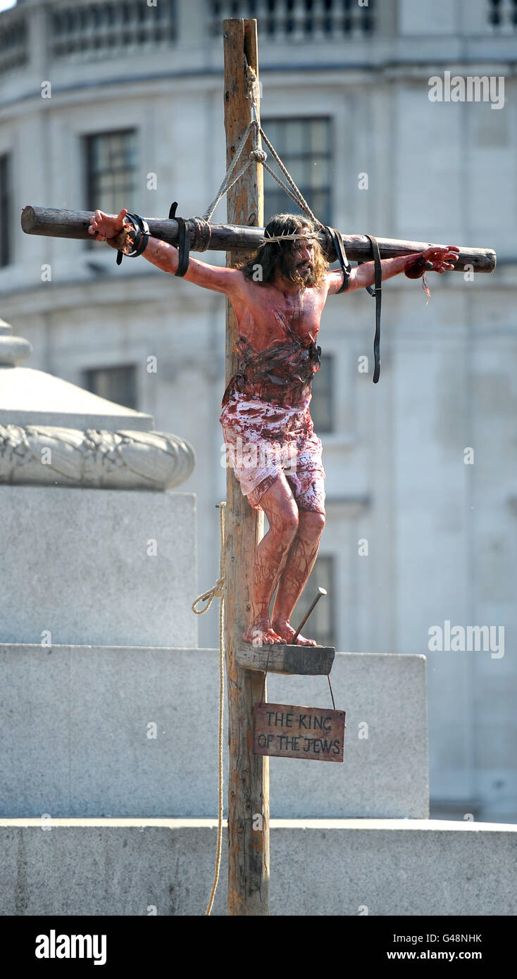 Jesus wird während einer Open-Air-Aufführung des Leidens Jesu am Trafalgar Square in London zum Karfreitag gekreuzigt. Stockfoto
