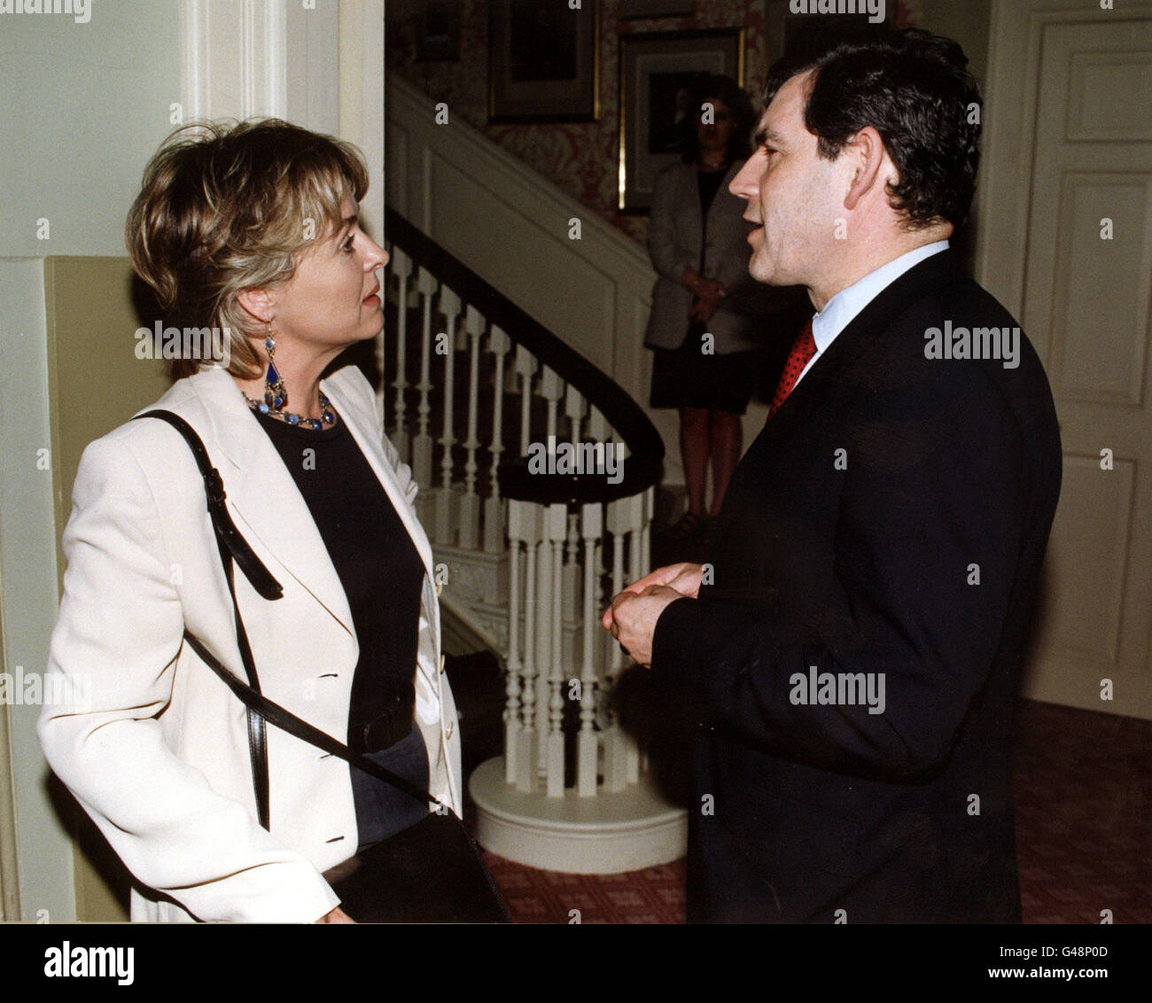 Schatzkanzler Gordon Brown spricht mit Schauspielerin Sinead Cusack in Nummer 11 Downing Street wo er eine Feier von Steuererleichterungen für die Filmindustrie hielt. Stockfoto