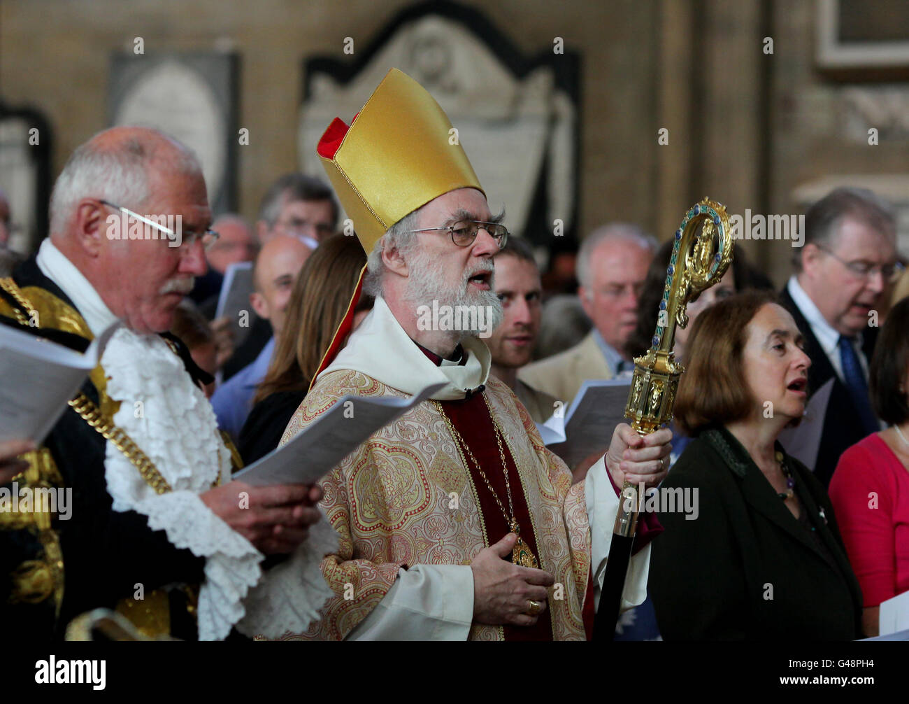 Der Erzbischof von Canterbury, Dr. Rowan Williams, kommt zum Osterdienst in der Kathedrale von Canterbury in Kent an. Stockfoto