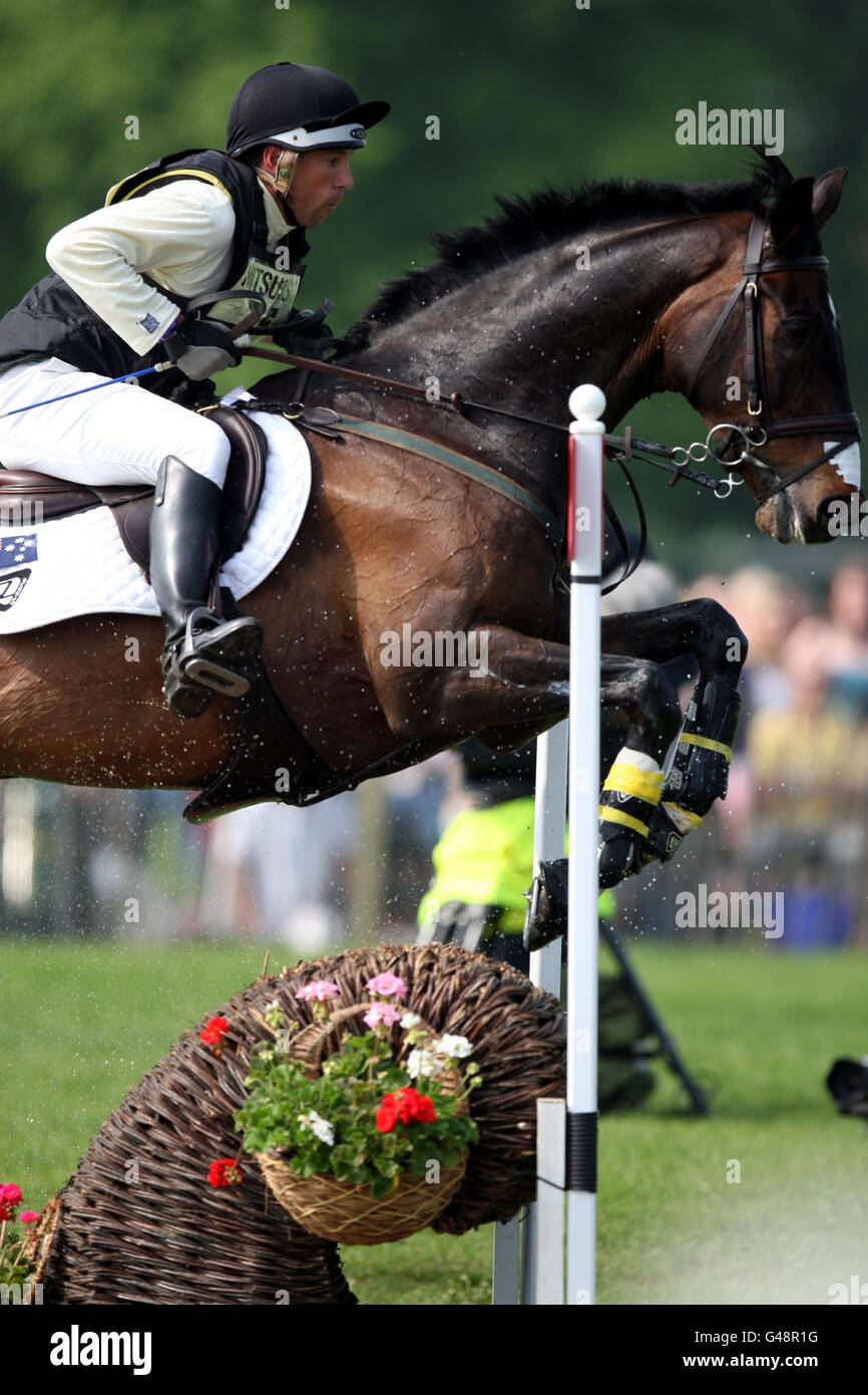 Der Australier Sam Griffiths reitet Happy Times und tritt am vierten Tag der Badminton Horse Trials in Badminton, Gloucestershire, auf der Cross Country Stage an. Stockfoto