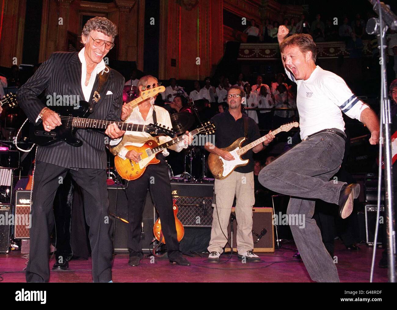 Carl Perkins Der Am 15 9 97 Nach 3 Schlaganfallen Starb Links Mark Knopfler 2 Links Eric Clapton Und Sir Paul Mccartney Treten Heute Abend Montag Beim Finale Des Benefizkonzerts Music For Montserrat In