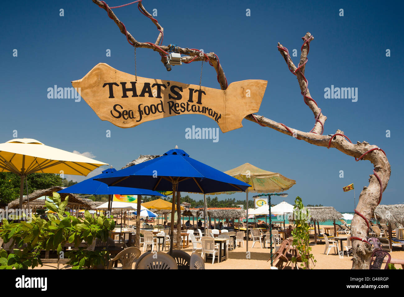 Sri Lanka Unawatuna Strand, das ist es, Meeresfrüchte, Restaurant unterzeichnen oben leere Tabellen Stockfoto