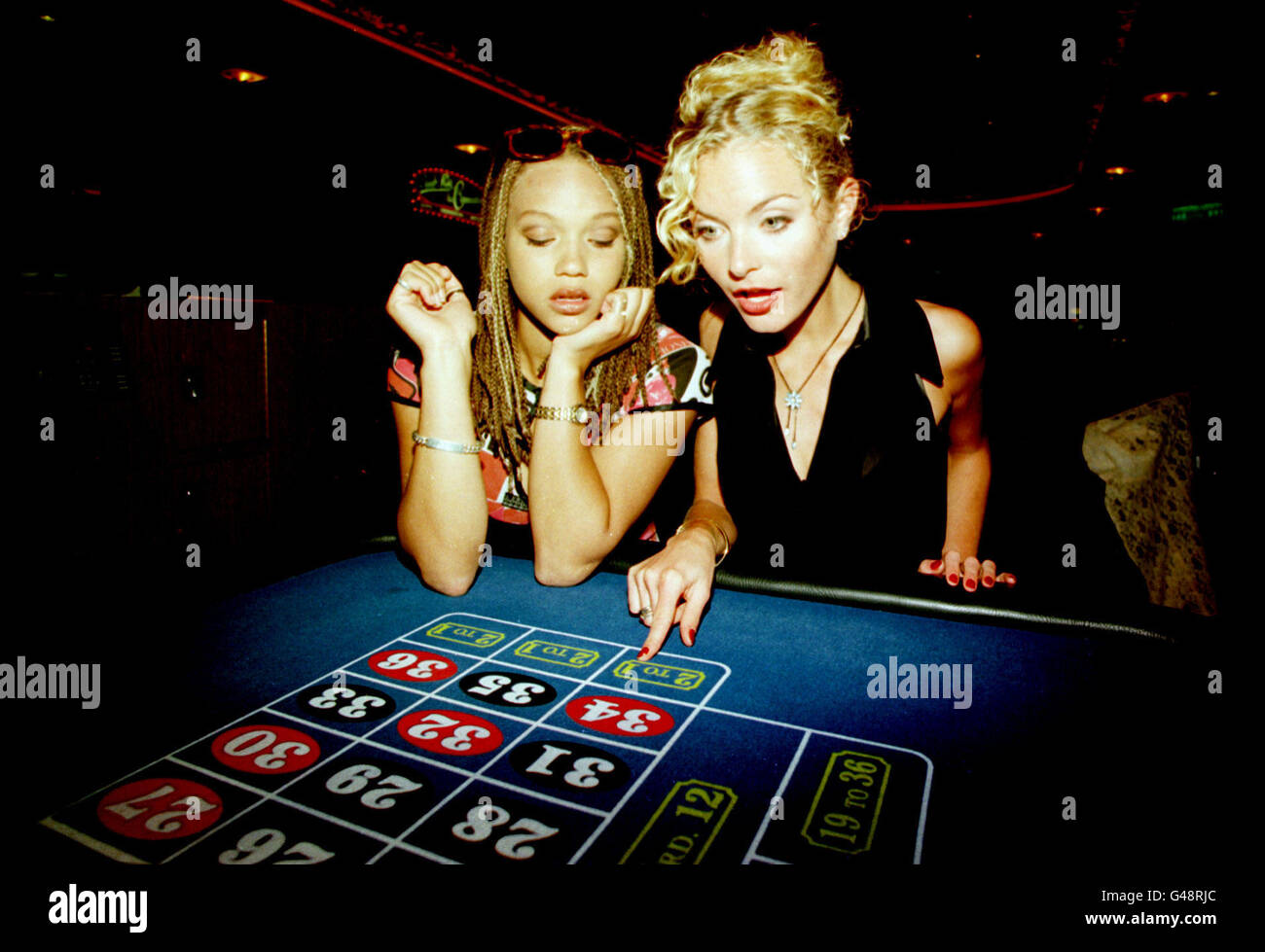 Coronation Street-Stars Angela Griffin (links) und Tracy Shaw versuchen ihr Glück an den Spieltischen im Las Vegas bei Außenaufnahmen eine Sonderausgabe der hit ITV Seife. Stockfoto