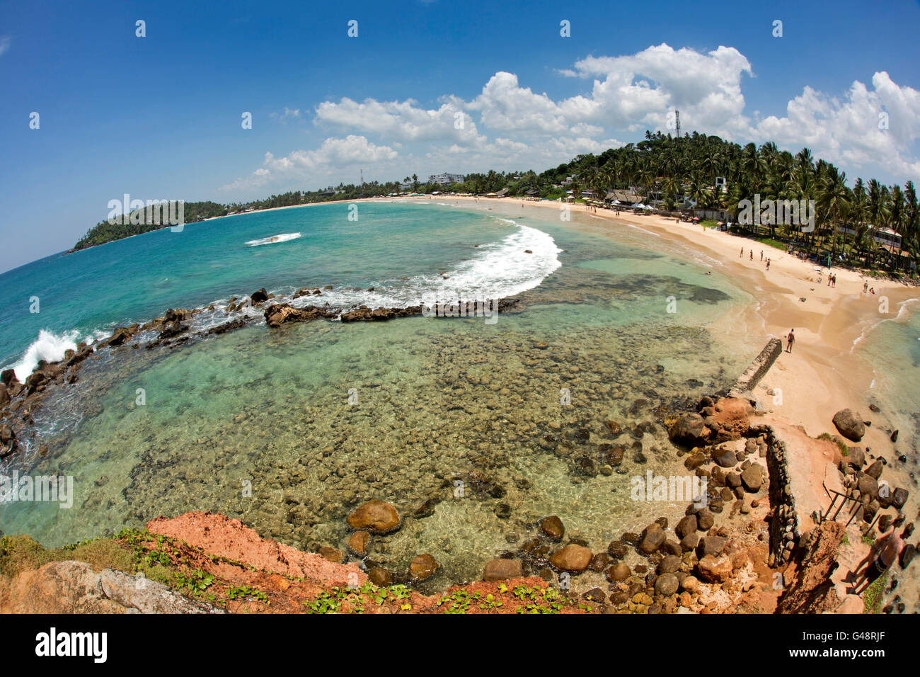 Sri Lanka, Mirissa Strand, vom Papagei Rock extremen Weitwinkel Blick nach Westen bei Ebbe Stockfoto