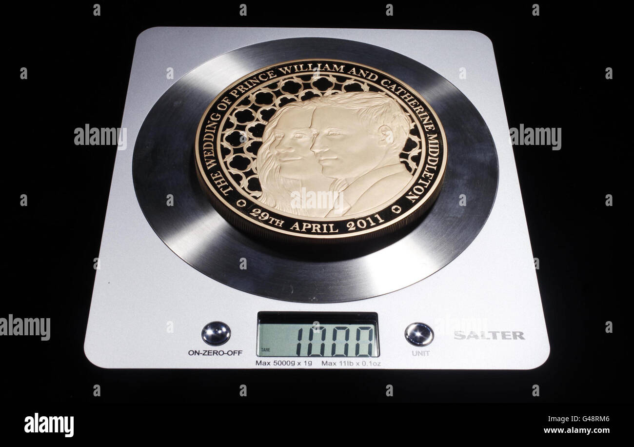 1,000 mit einem formellen Porträt von Prinz William und Fräulein Catherine Middleton, die anlässlich der Royal Wedding in der Produktionsstätte der Royal Mint in Llantrisant, Südwales, geprägt wurden. Stockfoto