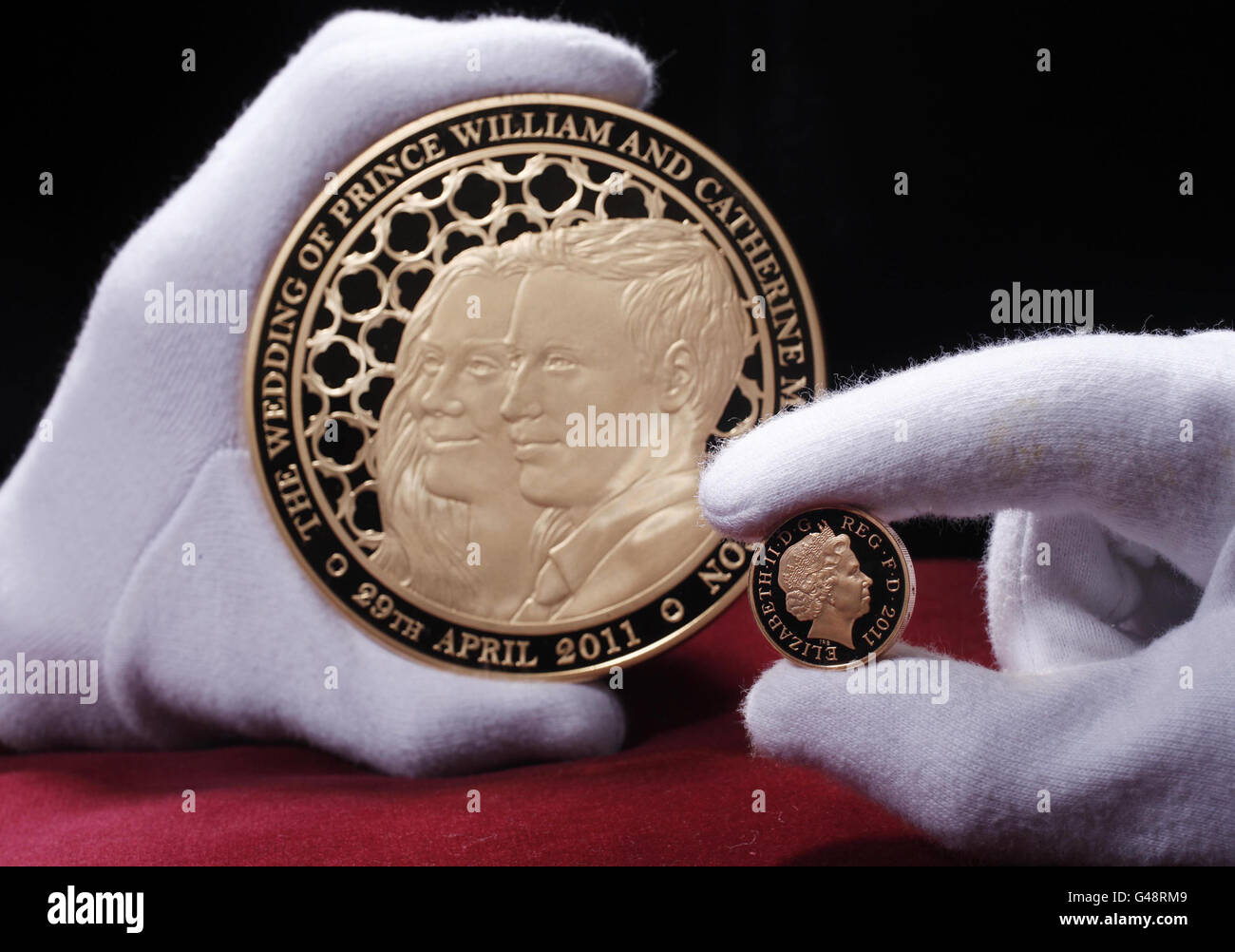 1,000 mit einem formellen Porträt von Prinz William und Fräulein Catherine Middleton, die anlässlich der Royal Wedding in der Produktionsstätte der Royal Mint in Llantrisant, Südwales, geprägt wurden. Stockfoto