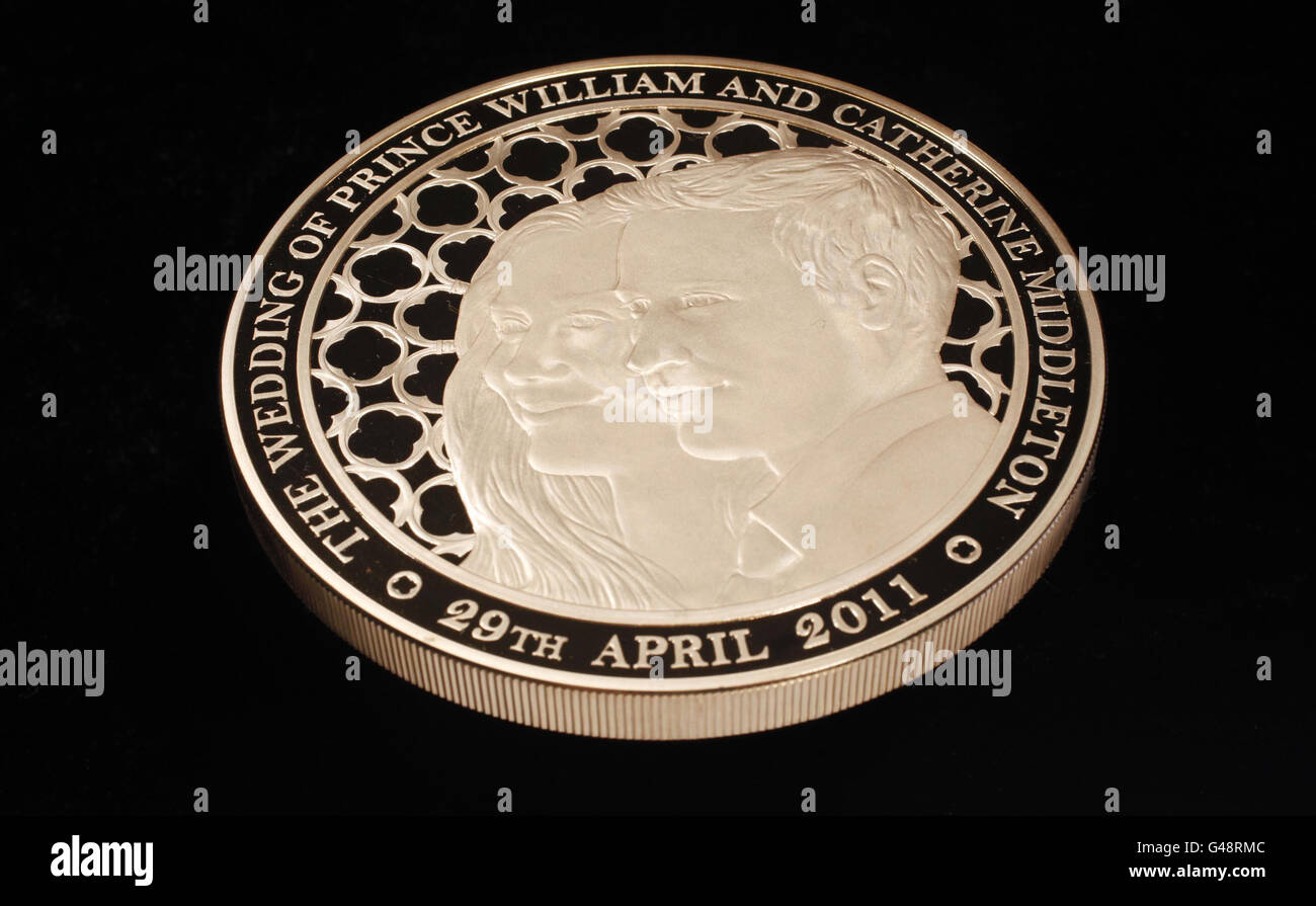 1,000 mit einem formellen Porträt von Prinz William und Fräulein Catherine Middleton, die anlässlich der Royal Wedding in der Produktionsstätte der Royal Mint in Llantrisant, Südwales, geprägt wurden. Stockfoto