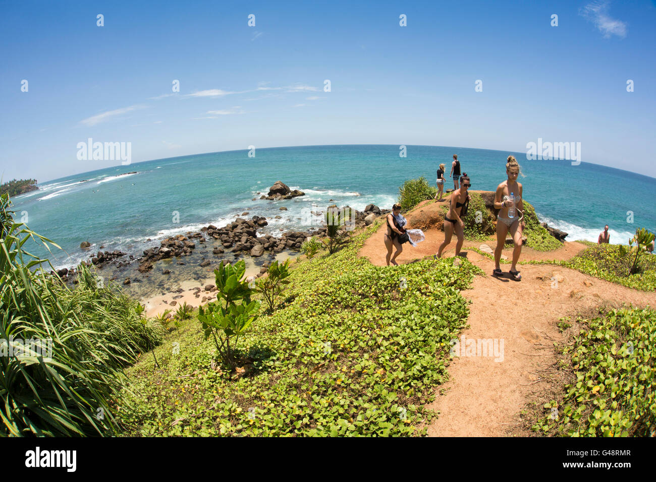 Sri Lanka, Mirissa Beach, Touristen auf extreme Weitwinkelaufnahme Papagei Rock Stockfoto
