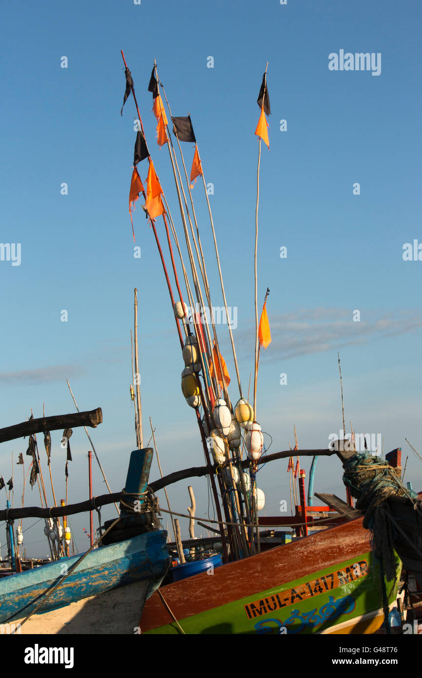Sri Lanka, Mirissa Hafen, am frühen Morgen, Fahnen im Bug Fischerboot schweben Stockfoto