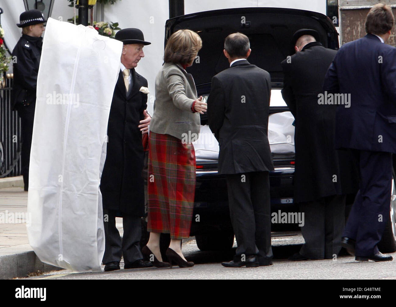 Kleidung wird vor der königlichen Hochzeit zwischen Prinz William und Kate Middleton ins Goring Hotel in London geliefert. Stockfoto