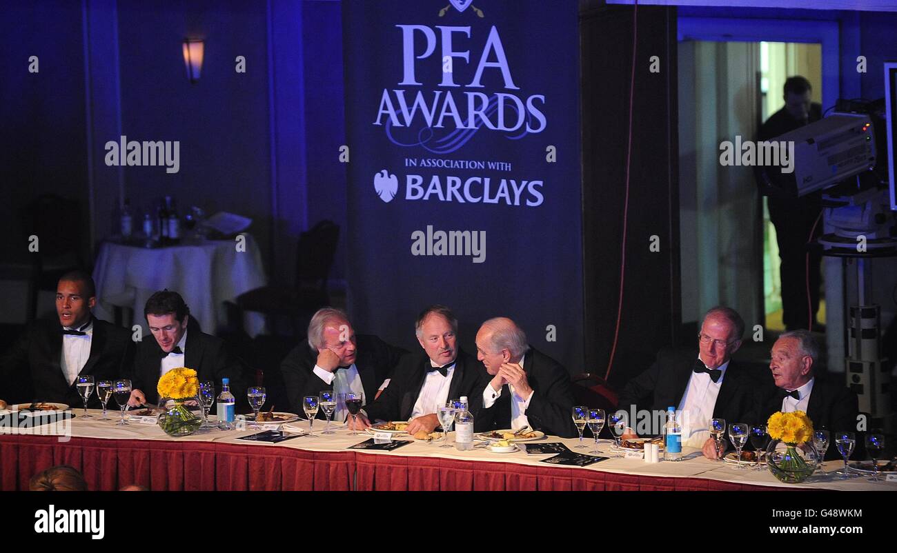 Fußball - PFA Player of the Year Awards 2011 - Grosvenor House Hotel. Der Top Table sitzt zu einem Essen bei den PFA Player of the Year Awards 2011 im Grosvenor House Hotel Stockfoto