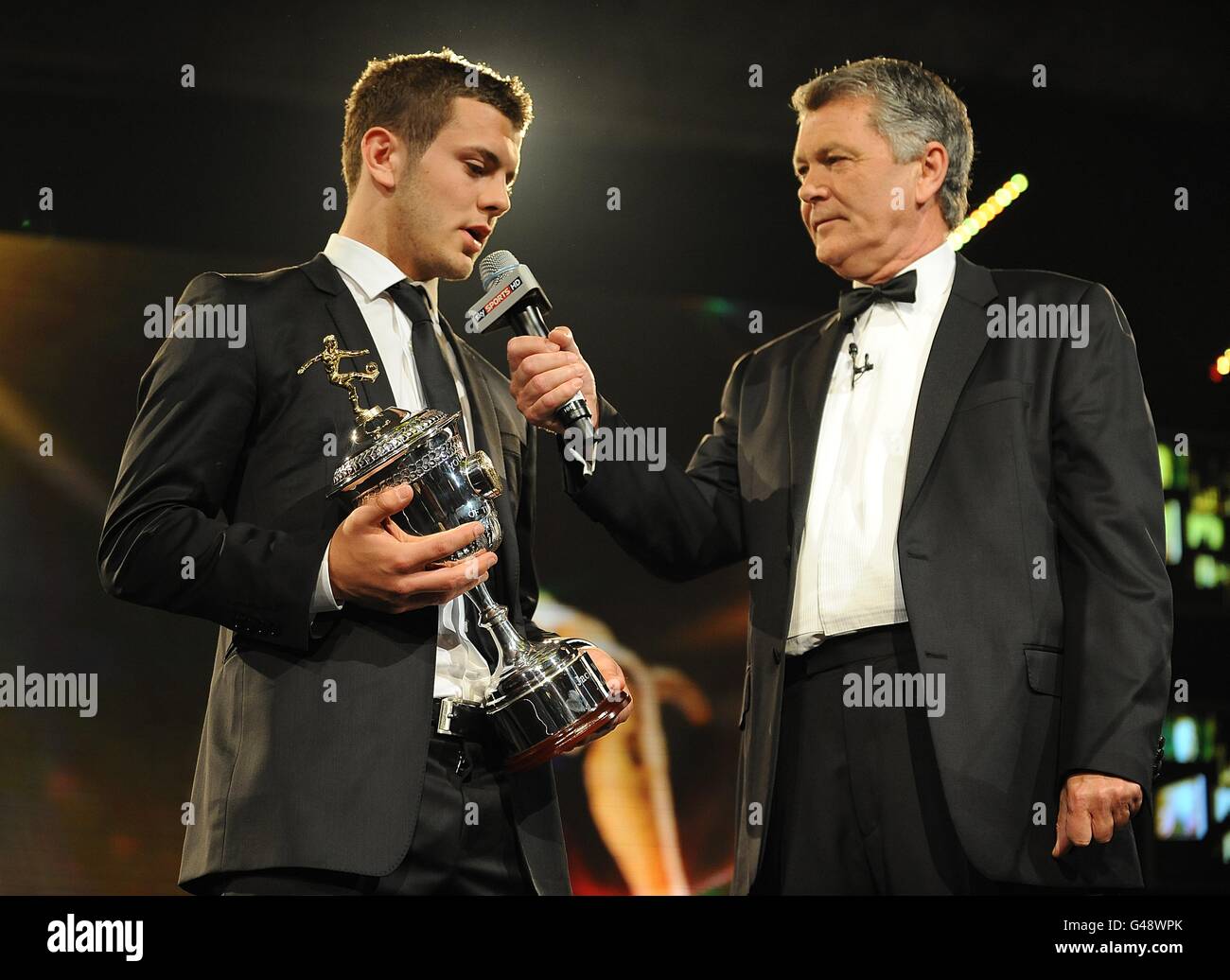 Jack Wilshere von Arsenal (links) wird von Sky Sports Presenter interviewt George Gavin, nachdem er den jungen Spieler der PFA erhalten hat Die Trophäe „das Jahr“ beim PFA-Spieler des Jahres Auszeichnungen 2011 im Grosvenor House Hotel Stockfoto