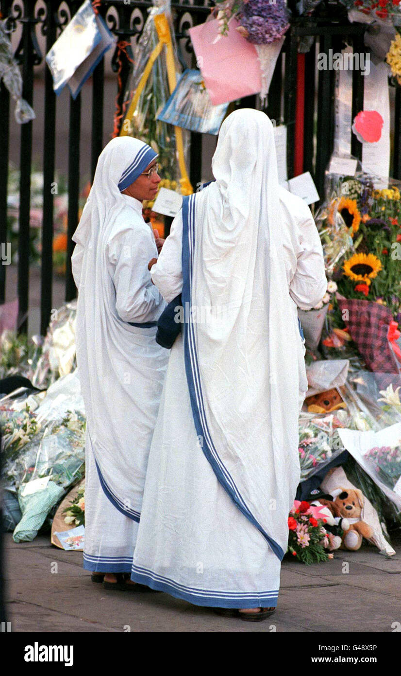 Zwei Nonnen des Ordens die Schwestern von Loreto, lesen Ehrungen an Diana, Prinzessin von Wales, vor Westminster Abbey heute (Sa). Mutter Teresa, ein Mitglied des Ordens, starb gestern. Stockfoto