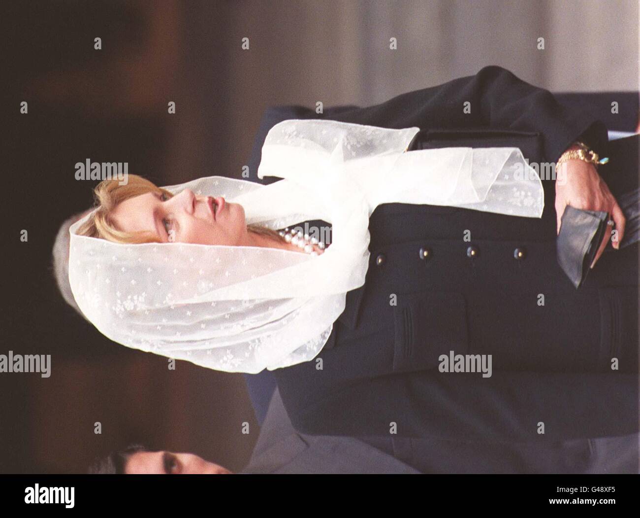 Königin Noor von Jordanien verlässt Westminster Abbey, nachdem Diana, Prinzessin von Wales, heute (Samstag) begräbt wurde. Siehe PA-Geschichte DIANA Funeral. Rota Foto von Adam Butler/PA Stockfoto