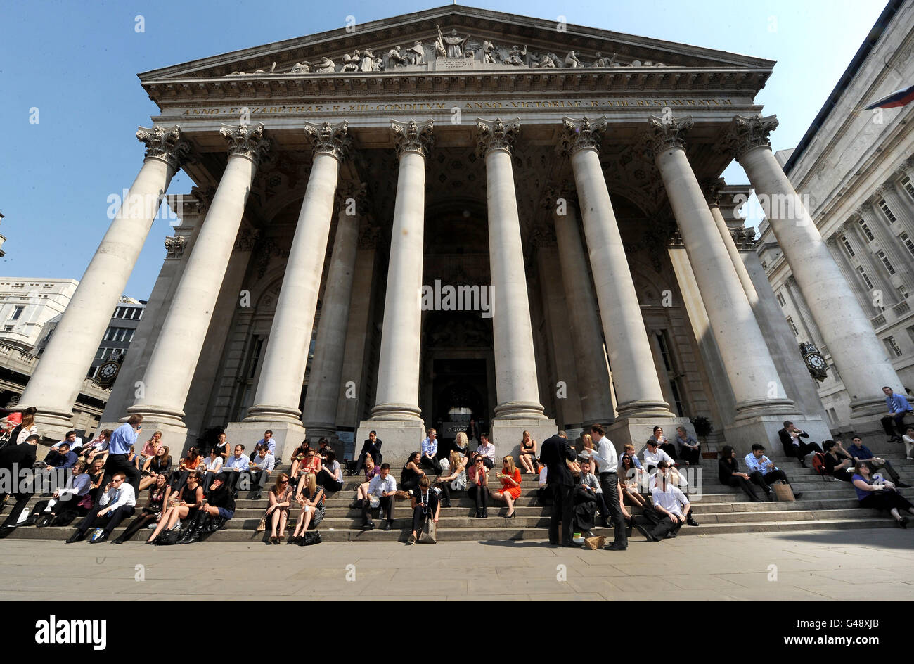 Stadtarbeiter genießen die Mittagssonne vor der Bank of England, London, während Sonnenanbeter heute den heißesten Tag des Jahres genossen - und das ungewöhnlich warme Wetter wird sich bis ins Osterwochenende fortsetzen. DRÜCKEN Sie VERBANDSFOTO. Bilddatum: Donnerstag, 21. April 2011. Heathrow war einer der heißesten Orte in Europa mit Temperaturen, die heute Nachmittag auf 26.5C ansteigen. In vielen Teilen von England und Wales stieg das Quecksilber auf mindestens 20C (68F) an, und das herrliche Grillwetter wird sich bis ins lange Wochenende fortsetzen. Morgen wird ähnliche milde Temperaturen bringen, aber als Stockfoto