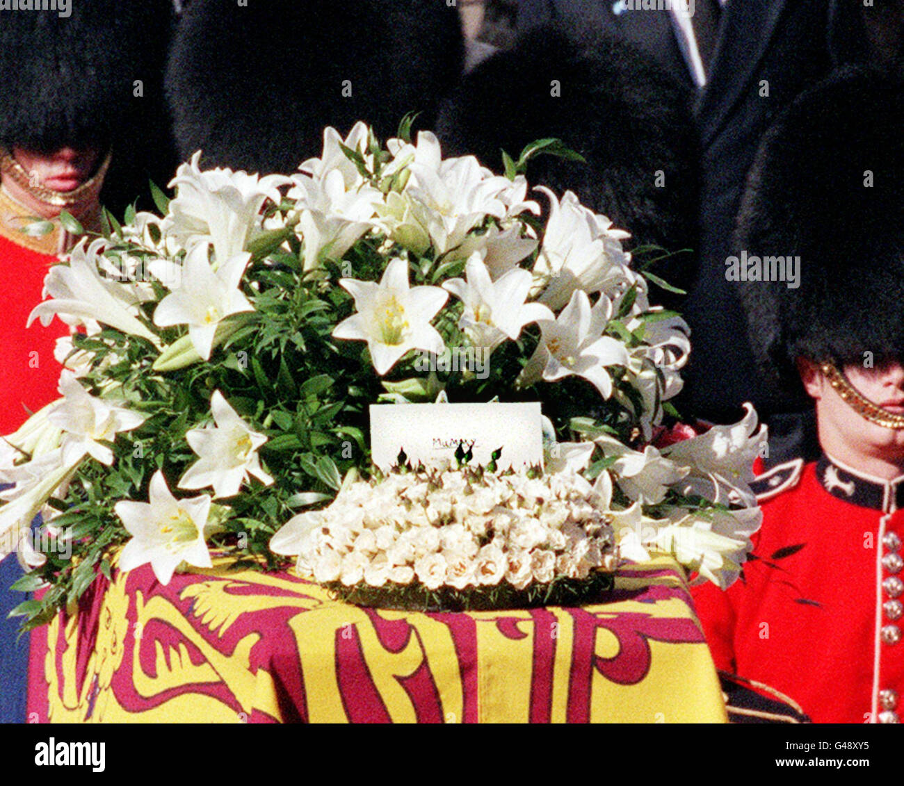 Eine Nachricht, wo geschrieben steht "Mumie" steht auf den Sarg von Diana, Prinzessin von Wales, wie die Lafette tragen ihre sterblichen Überreste seinen Weg zur Westminster Abbey Fot die Trauerfeier 06 macht September.PENNY-AFP-POOL Stockfoto