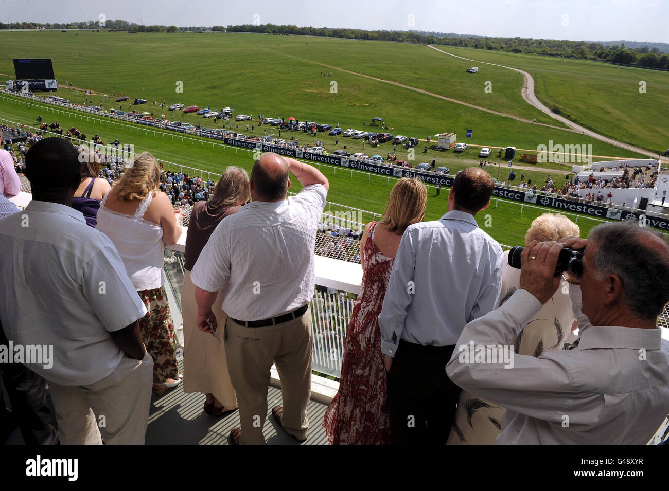 Pferderennen - Investec Spring Meeting - Epsom Downs Racecourse. Geschäftsreisende blicken auf die Rennbahn von Epsom Downs Stockfoto