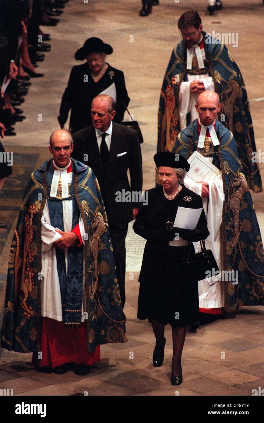 Begräbnis von Diana, Princess of Wales, London, 6. September 1997 Express Bild von John Downing der Queen und Prinz Philip in der Westminster Abbey Stockfoto