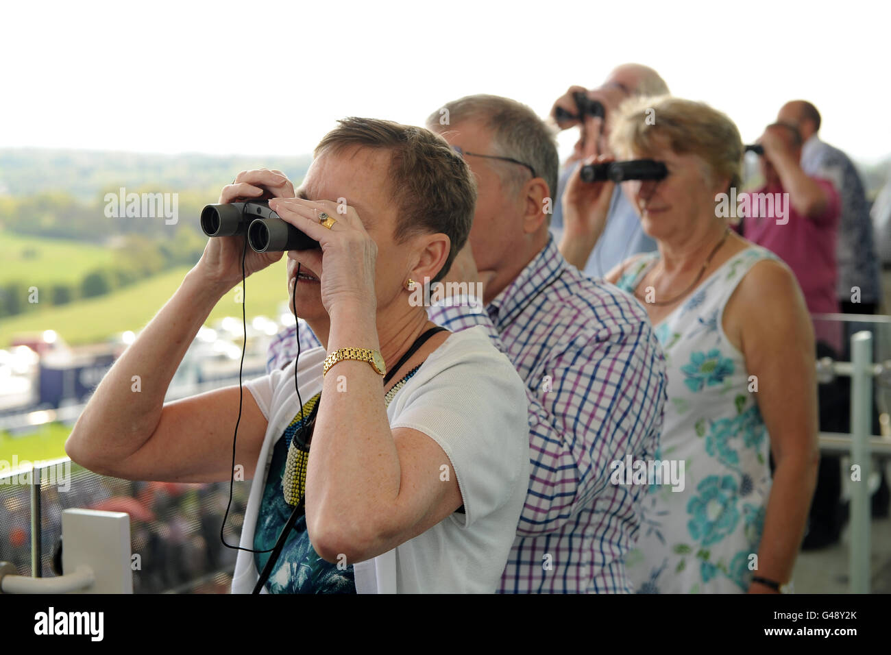 Pferderennen - Investec Spring Meeting - Epsom Downs Racecourse. Geschäftsreisende blicken auf die Rennbahn von Epsom Downs Stockfoto
