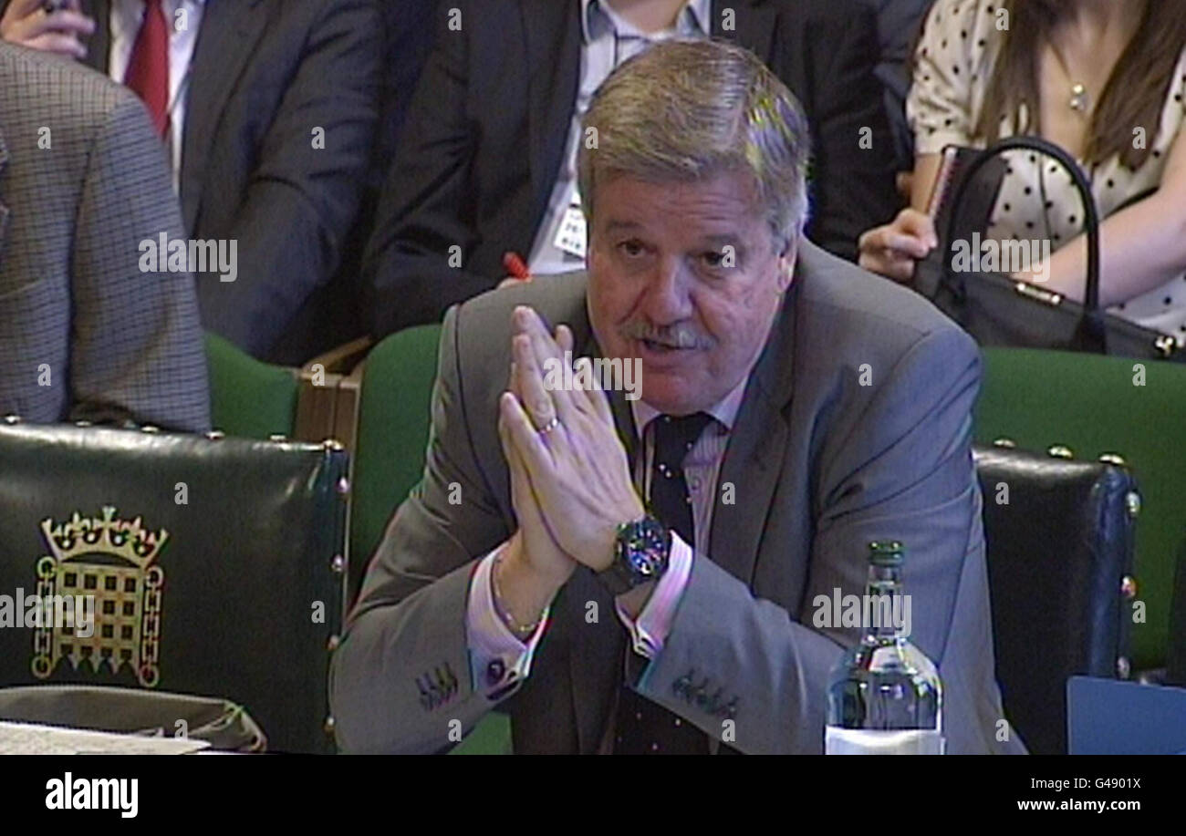 William Gaillard, Berater des Präsidenten der UEFA, beantwortet Fragen vor dem House of Commons Culture, Media and Sport Select Committee Untersuchung zur Fußball-Governance in London. Stockfoto