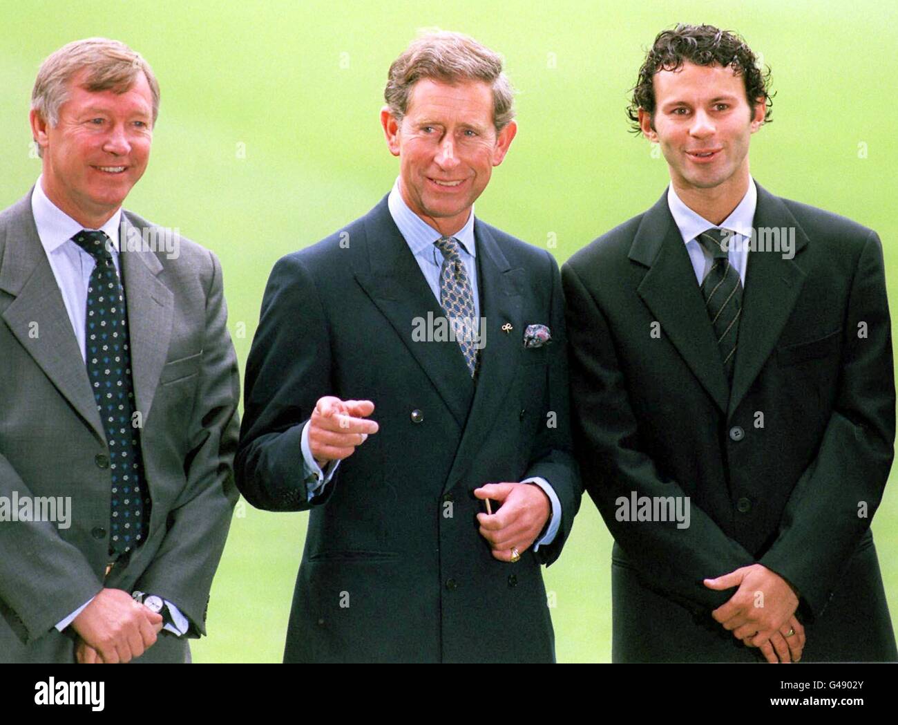 Der Prinz von Wales trifft heute (Freitag) auf dem Old Trafford Football Ground auf Manchester United-Manager Alex Ferguson (links) und Spieler Ryan Giggs. Es war das erste öffentliche Engagement des Prinzen seit der Beerdigung von Diana, Prinzessin von Wales. Foto von John Giles.PA. Stockfoto