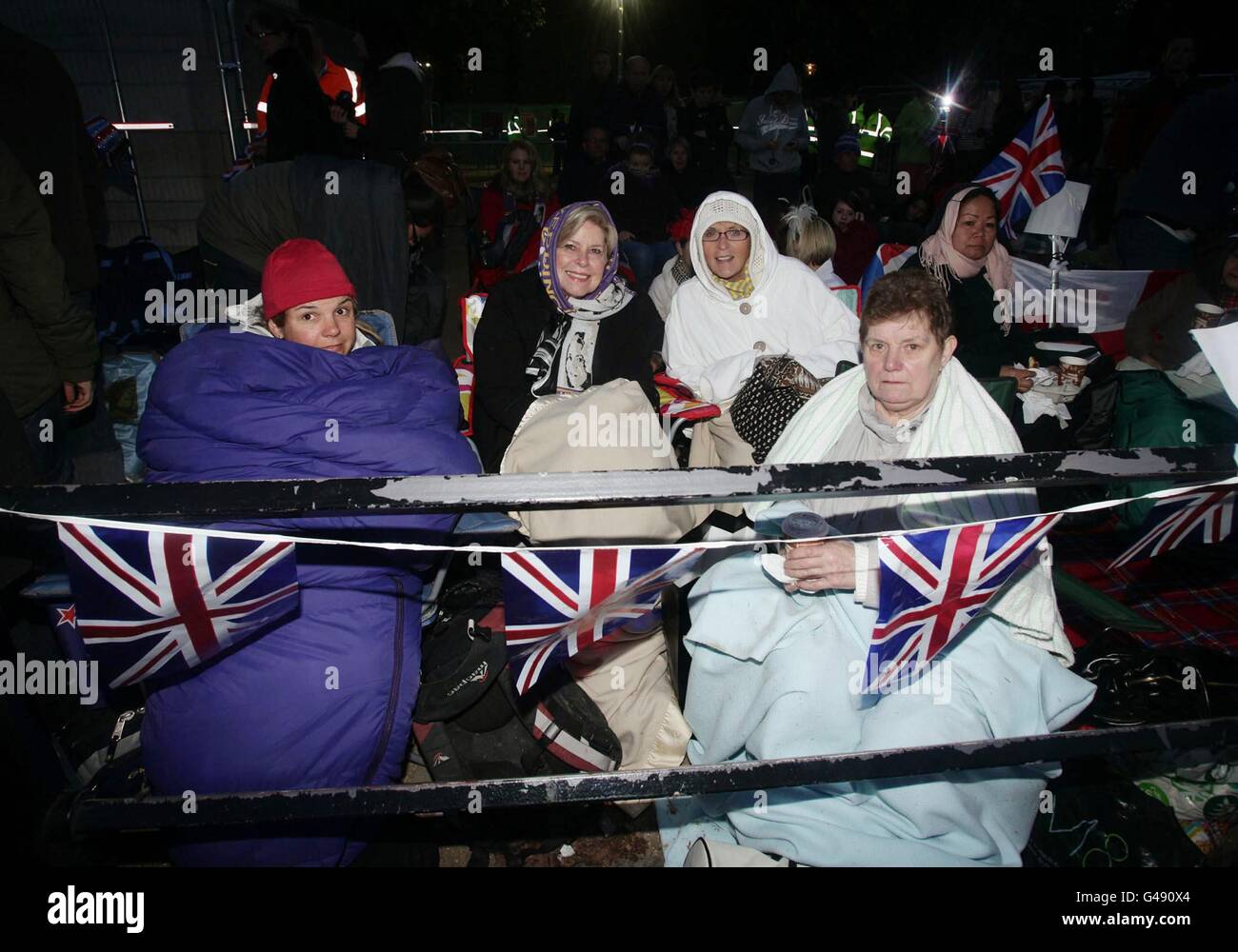 Mitglieder des öffentlichen Campings übernachten entlang der Mall, im Zentrum von London, vor der Royal Wedding in Westminster Abbey, im Zentrum von London. Stockfoto