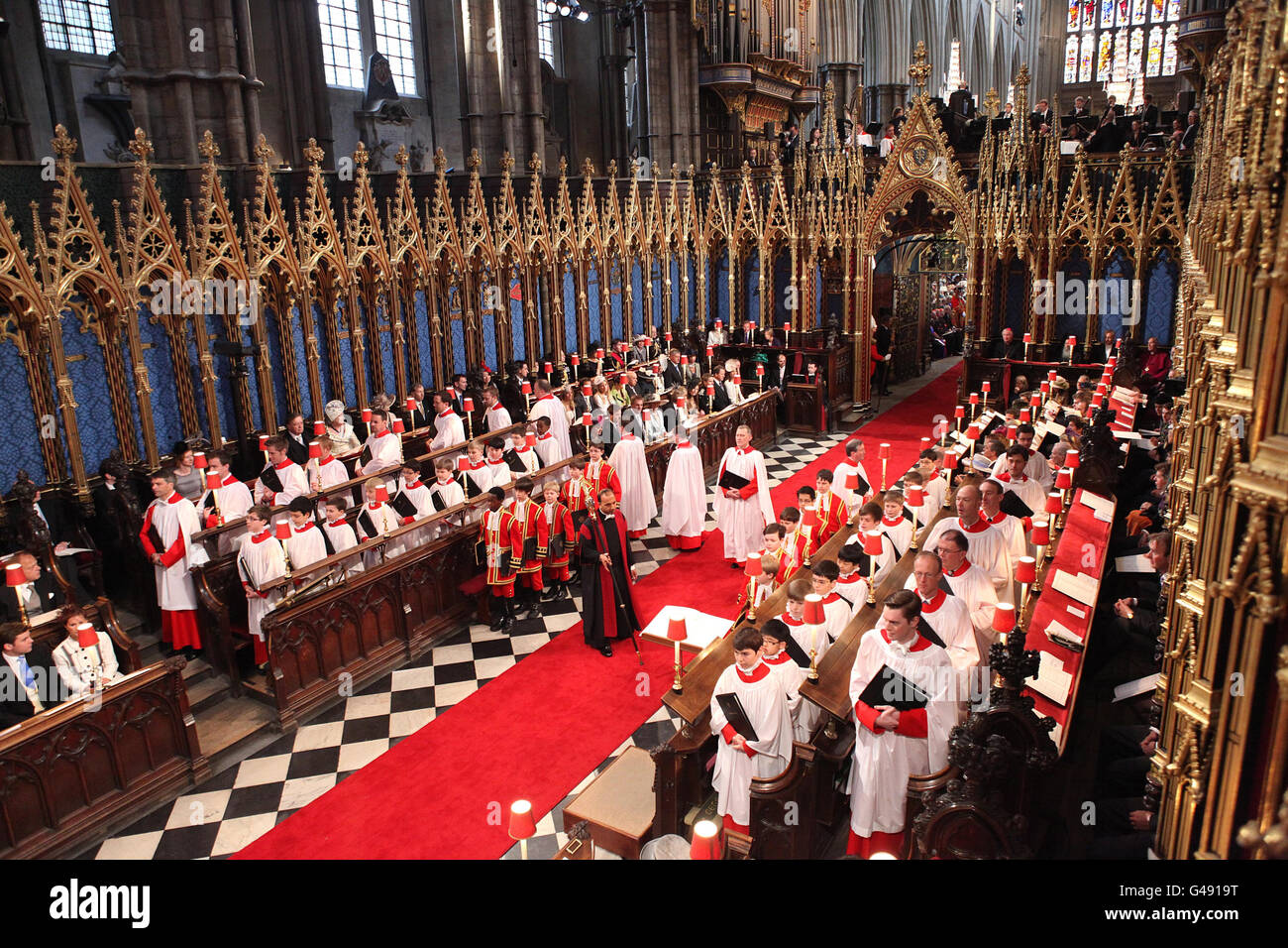 Der Chor nimmt seinen Platz in der Westminster Abbey in London ein, wo Prinz William und Kate Middleton heute heiraten werden. Stockfoto