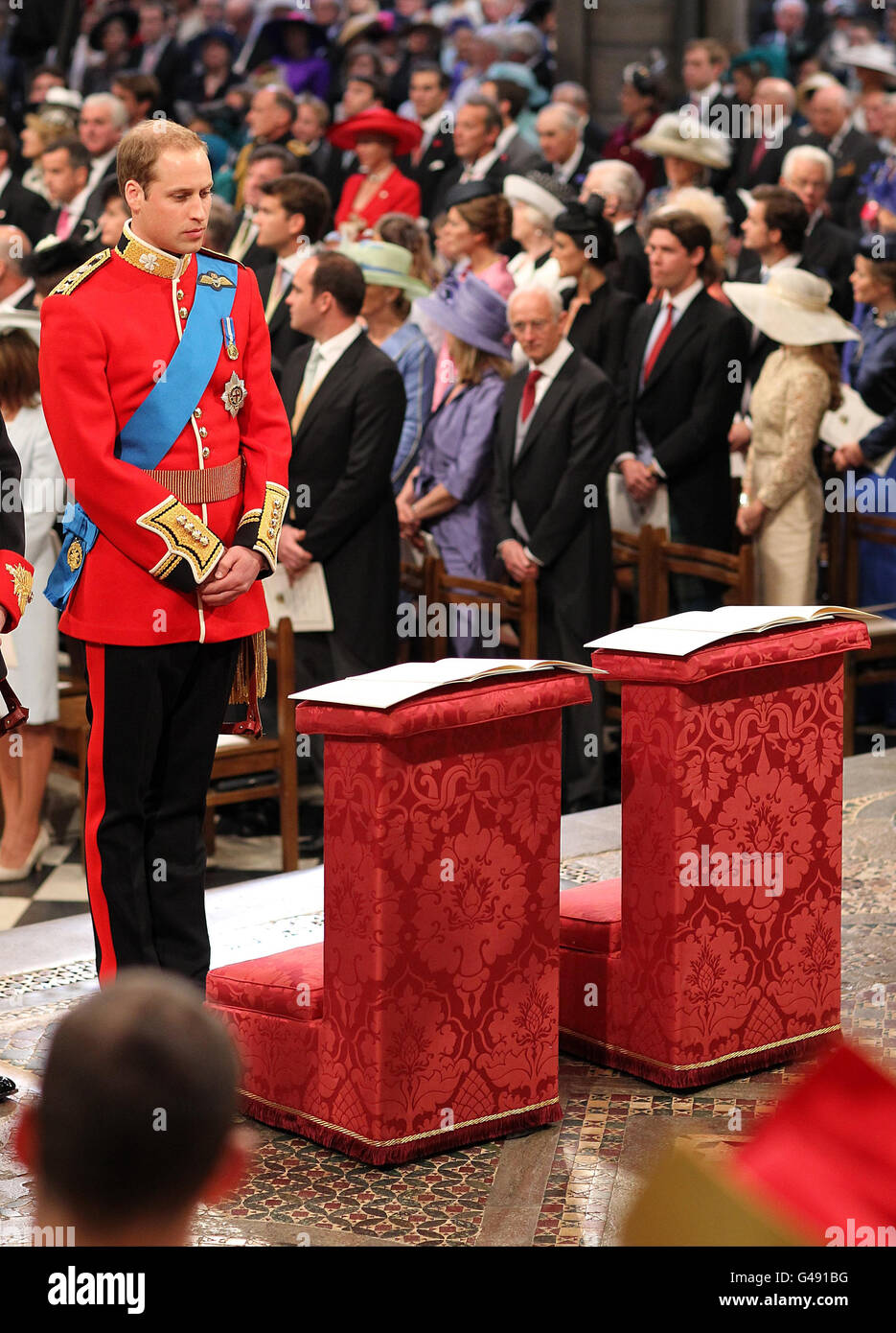 Prinz William erwartet die Ankunft seiner Braut Kate Middleton in Westminster Abbey, London. Stockfoto