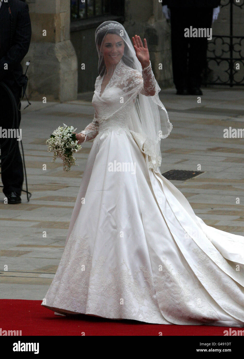 Kate Middleton winkt, als sie vor ihrer Hochzeit mit Prinz William in Westminster Abbey ankommt. Stockfoto