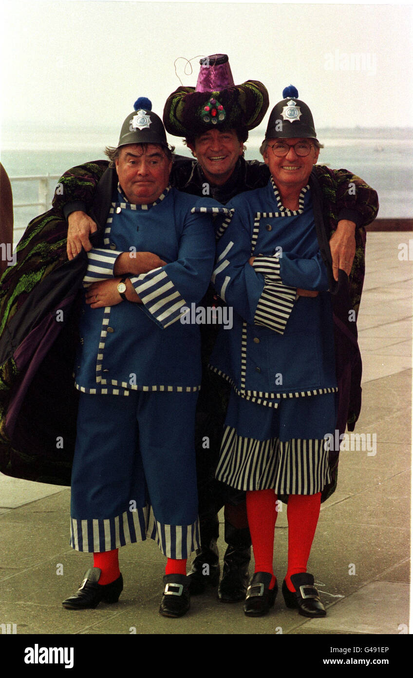 Wenig & groß als die chinesische Polizisten und Patrick Mower als die bösen Abanazar bei einem Fototermin für die Pantomime "Aladdin" auf den Klippen-Pavillon, Southend-on-Sea. Stockfoto