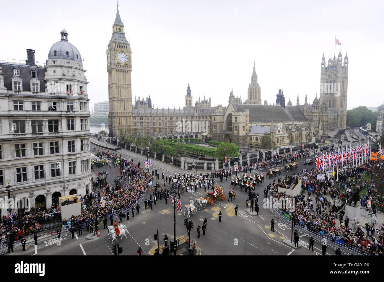 Prinz William und seine Braut Kate fahren nach ihrer heutigen Hochzeit in Westminster Abbey in einer offenen Kutsche um den Parliament Square und nach Whitehall. Stockfoto