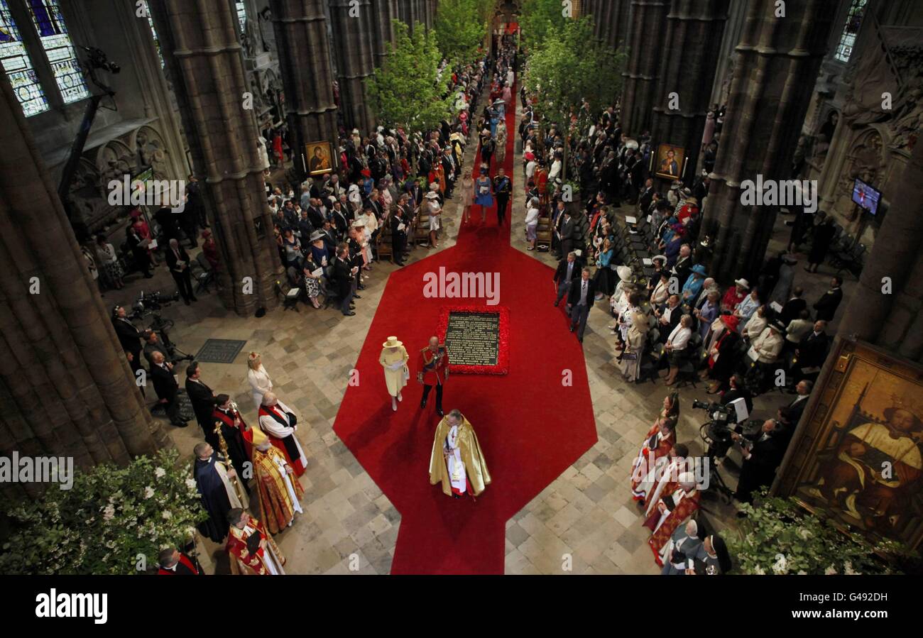 Die britische Königin Elizabeth (L) und Prinz Philip verlassen die Westminster Abbey nach der Hochzeitszeremonie des britischen Prinzen William und seiner Frau Catherine, Herzogin von Cambridge, im Zentrum von London. Stockfoto