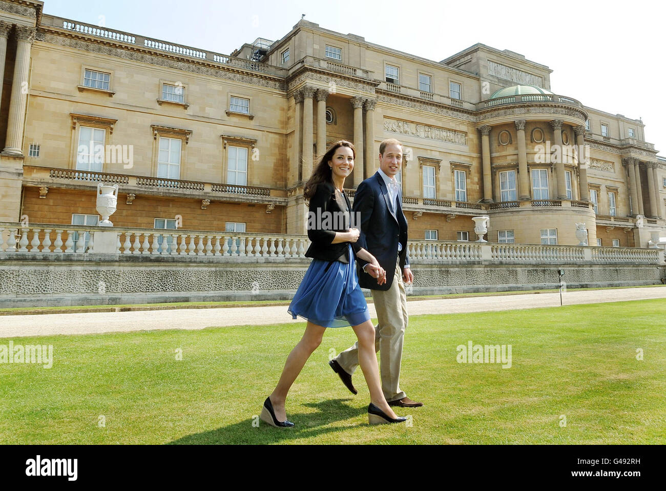 Der Herzog und die Herzogin von Cambridge gehen am Tag nach ihrer Hochzeit Hand in Hand vom Buckingham Palace in London. Stockfoto
