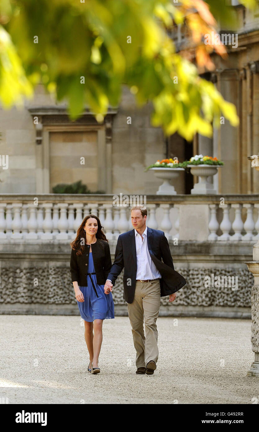 Der Herzog und die Herzogin von Cambridge gehen am Tag nach ihrer Hochzeit Hand in Hand vom Buckingham Palace in London. Stockfoto