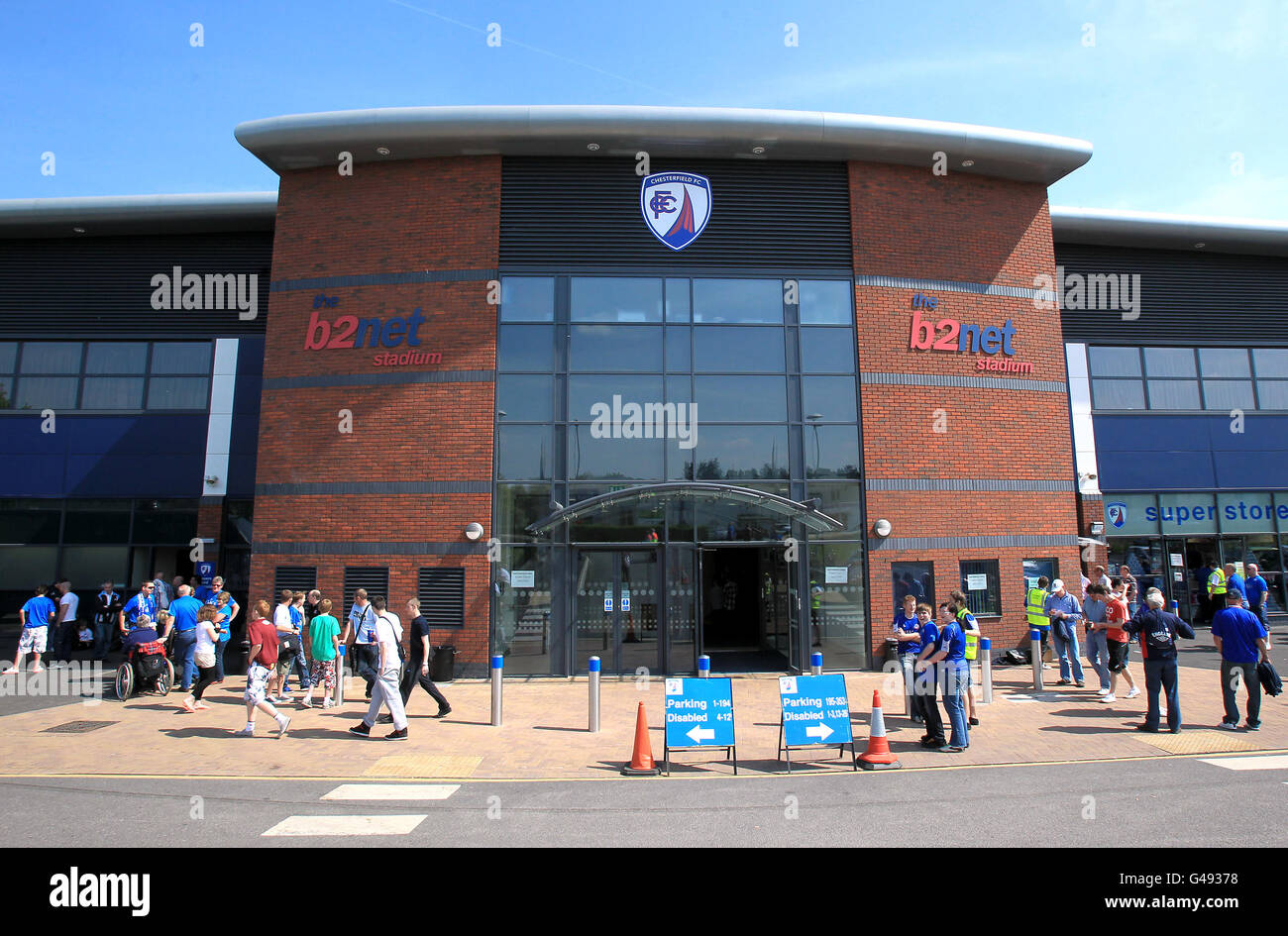 Fußball - npower Football League Two - Chesterfield V Bury - B2net Stadium. Gesamtansicht der Fans außerhalb des b2net Stadions. Stockfoto