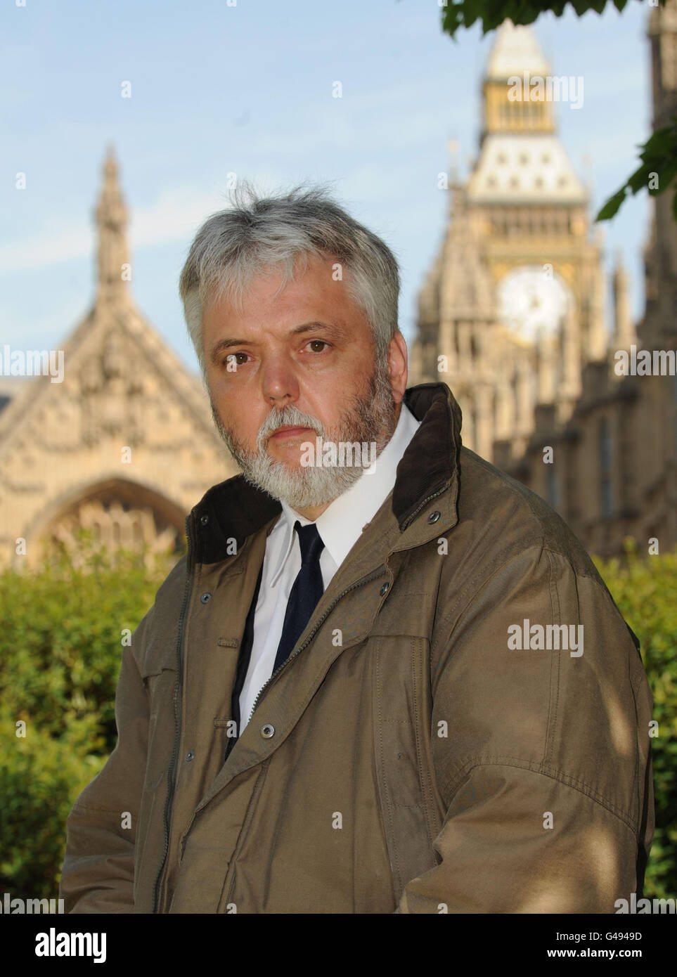 Der ehemalige Polizist Martin Heard aus den West Midlands, der Ende März nach 32 Jahren mit der Truppe in den Ruhestand gehen musste, sagte, er sei schockiert, als er gebeten wurde, in Erwägung zu ziehen, wieder zurückzukehren, um die gleiche Arbeit kostenlos zu erledigen. Stockfoto Der ehemalige Polizist Martin Heard aus den West Midlands, der Ende März nach 32 Jahren mit der Truppe in den Ruhestand gehen musste, sagte, er sei schockiert, als er gebeten wurde, in Erwägung zu ziehen, wieder zurückzukehren, um die gleiche Arbeit kostenlos zu erledigen. Stockfoto