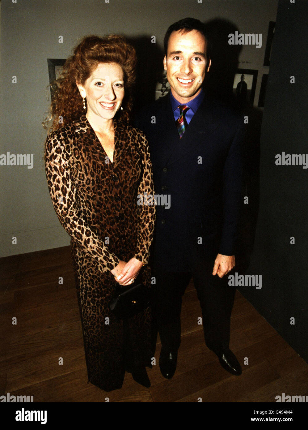 PA-NEWS Foto 18.11.97 DAVID möblieren und KELLY HOPPEN besuchen eine Ausstellung von BRUCE WEBER Fotografie in der NATIONAL PORTRAIT GALLERY IN LONDON Stockfoto