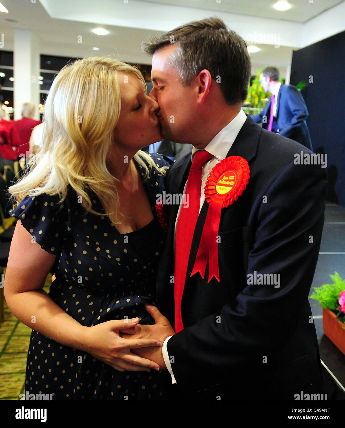 Labour-Kandidat Jon Ashworth wird von seiner schwangeren Frau Emilie gratuliert, nachdem er zum Gewinner der Nachwahl für Leicester South im Leicester Tigers Rugby Ground, Leicester, erklärt wurde. Stockfoto