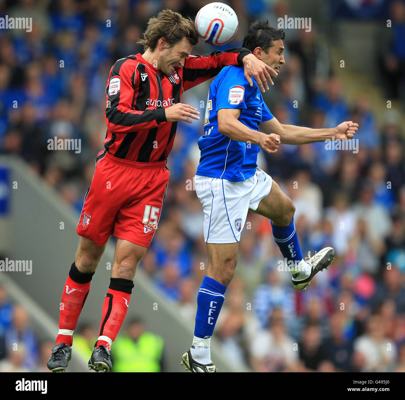 Jack Lester von Chesterfield und Matt Lawrence von Gillingham (links) während des Spiels der npower Football League Two im B2net Stadium, Chesterfield. Stockfoto