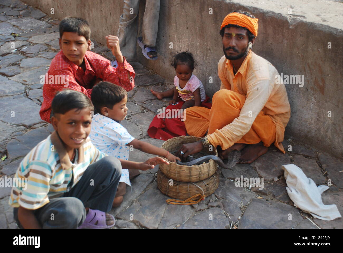 Cobra Charmeur und Kinder, Jaipur Indien Stockfoto