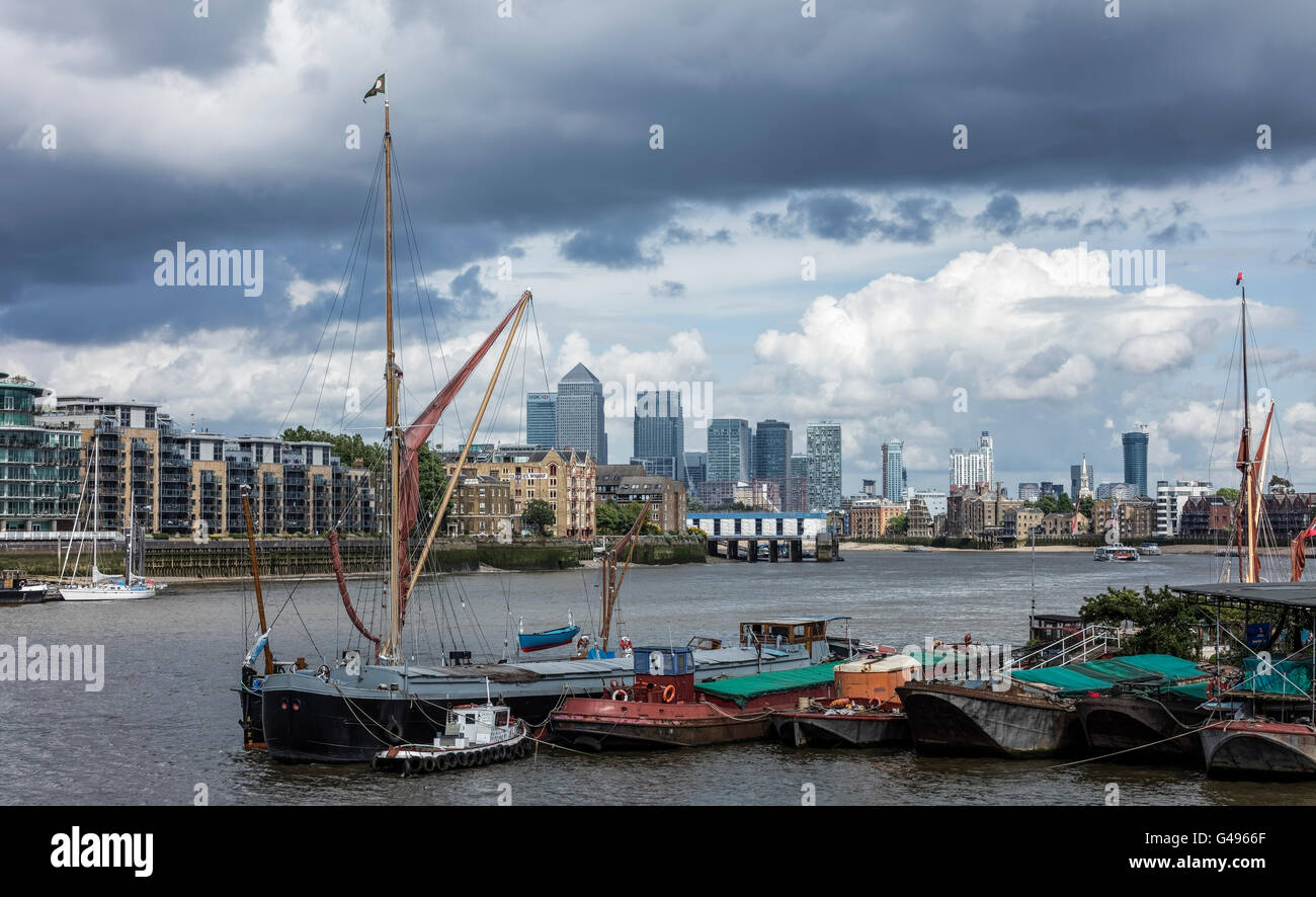 Canary Wharf in London von Rotherhithe in der Nähe von Tower Bridge mit Booten und einem Themse Lastkahn im Vordergrund Stockfoto