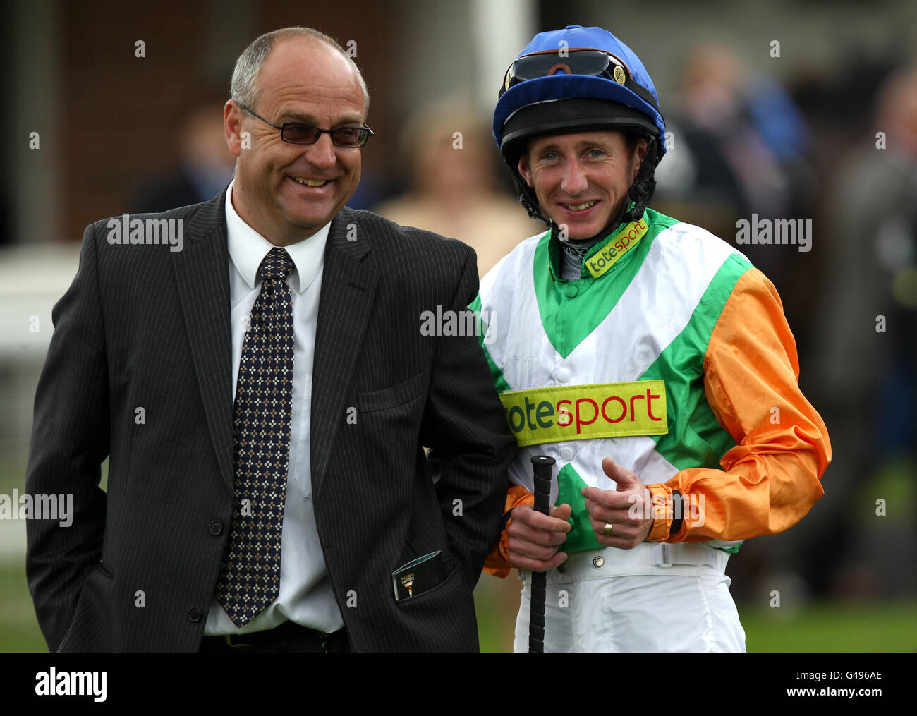 Pferderennen - 2011 Dante Festival - Tattersalls Musidora Stakes Day - York Racecourse. Paul Hanagan Jockey von Barefoot Lady plaudert mit Trainer Richard Fahey vor dem Start der Tattersalls Musidora Stakes Stockfoto