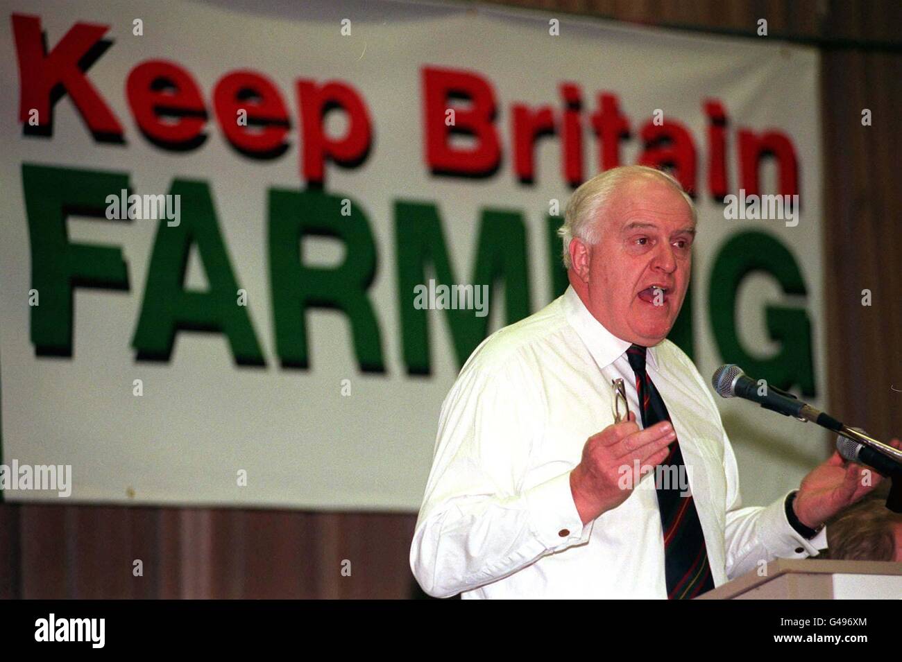 David Nash, Präsident des National Farmers Union council, spricht in einer Dringlichkeitssitzung, die heute Nachmittag (Montag) im Zentrum von London stattfand, nachdem die Regierung das geplante Verbot von Knochen-in-Rindfleisch bekannt gegeben hatte und Befürchtungen hatte, dass es auch auf Lamm angewendet werden könnte. Sie drängen auch die Regierung, Ausgleichszahlungen zu beantragen, um den vom starken Pfund betroffenen Landwirten zu helfen, und fordern mehr Unterstützung für die Rinderzüchter, die nach wie vor von der BSE-Krise betroffen sind. Siehe PA Story BEEF Bone. Foto von Neil Munn/PA Stockfoto