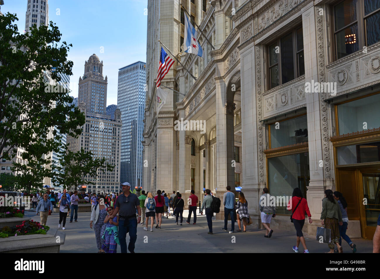 Straßenebene auf das Wrigley Building an der Chicagoer Michigan Avenue bei Sonnenuntergang. Stockfoto