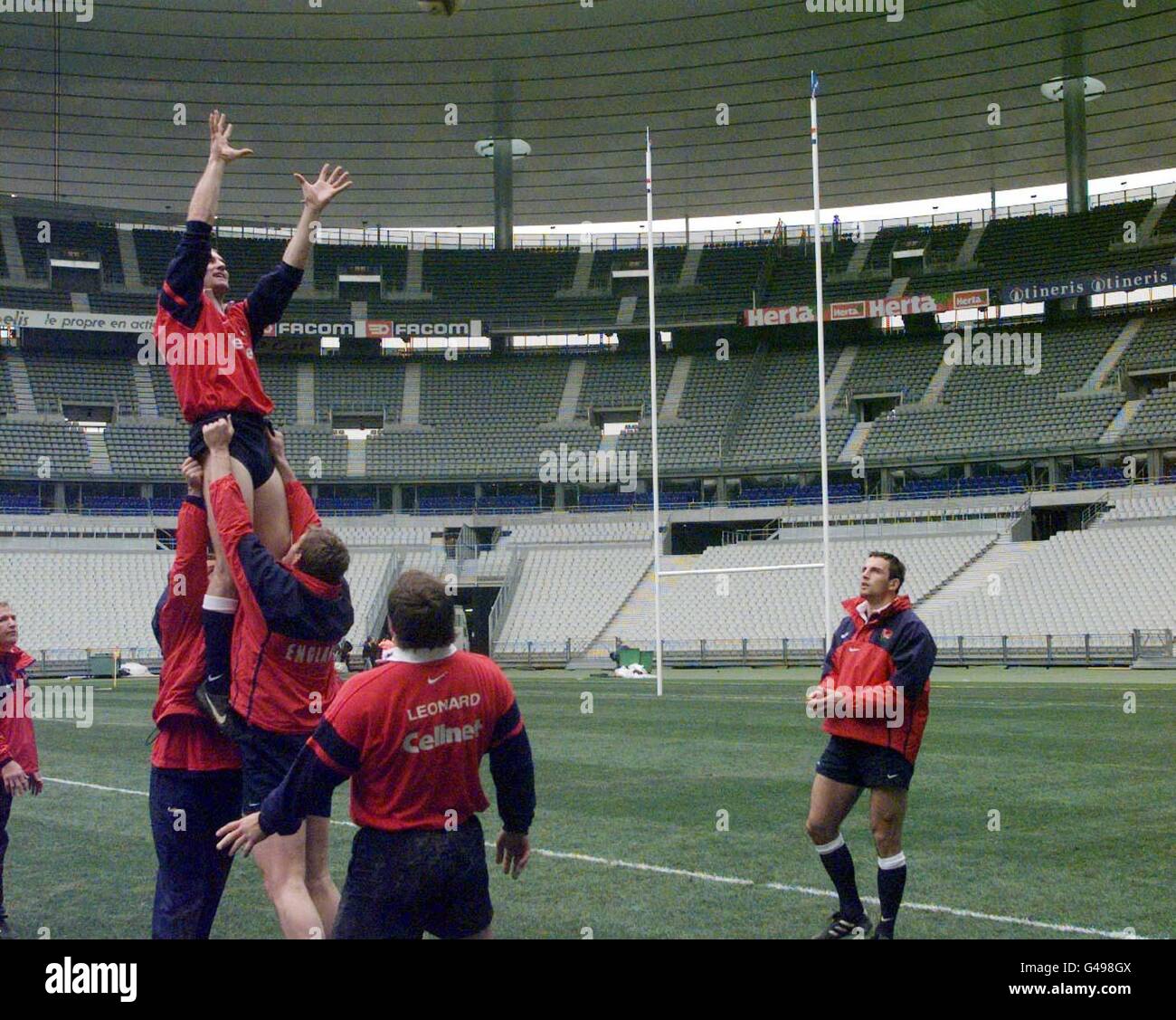 Englands Kapitän Lawrence Dallagio springt im neuen Stade de France, Paris, zum Line-Out-Training, wo England morgen (Samstag) beim Spiel der fünf Nationen Frankreich spielt. Foto von Adam Butler/PA Stockfoto