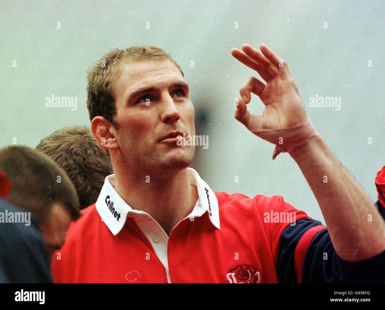 England Kapitän Lawrence Dallagio gibt das OK-Zeichen beim Training heute Nachmittag (Freitag) im neuen Stade de France, Paris. England spielt morgen im 5-Nationen-Spiel in Paris Frankreich. Foto von Adam Butler/PA Stockfoto