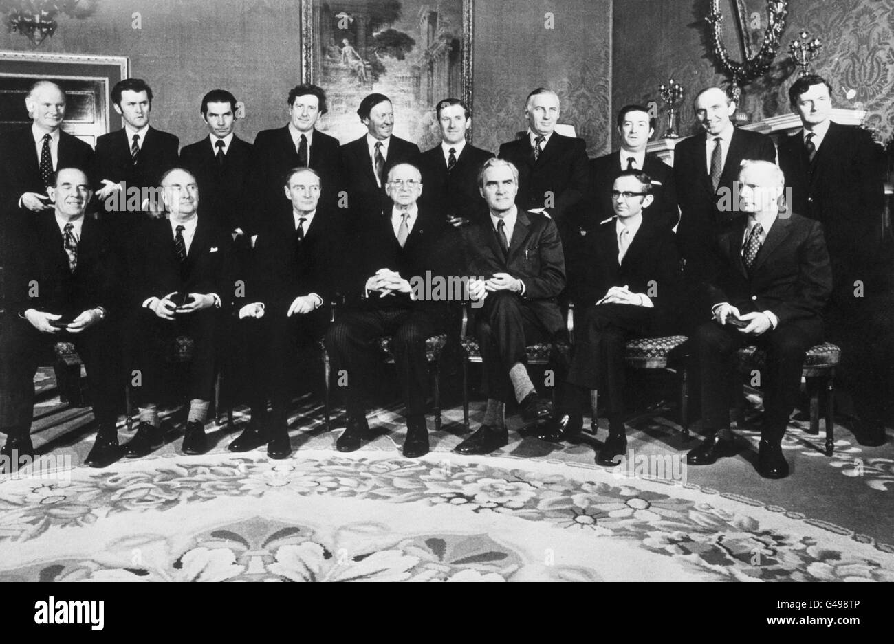 Das neue irische Kabinett mit Präsident Eamon de Valera. Von links; sitzen - James Tully; Patrick Donegan; Liam Cosgrave, Taoiseach; Eamon de Valera, Präsident; Brendan Corish, Tanaiste (stellvertretender Premierminister); Richie Ryan und Mark Clinton. Stehend; Tom Fitzpatrick; Michael O'Leary; Tom O'Donnell; Garret FitzGerald; Conor Cruise O'Brien; Richard Burke; Peter Barry; Justin Keating; Patrick Cooney; und Declan Costello. Stockfoto