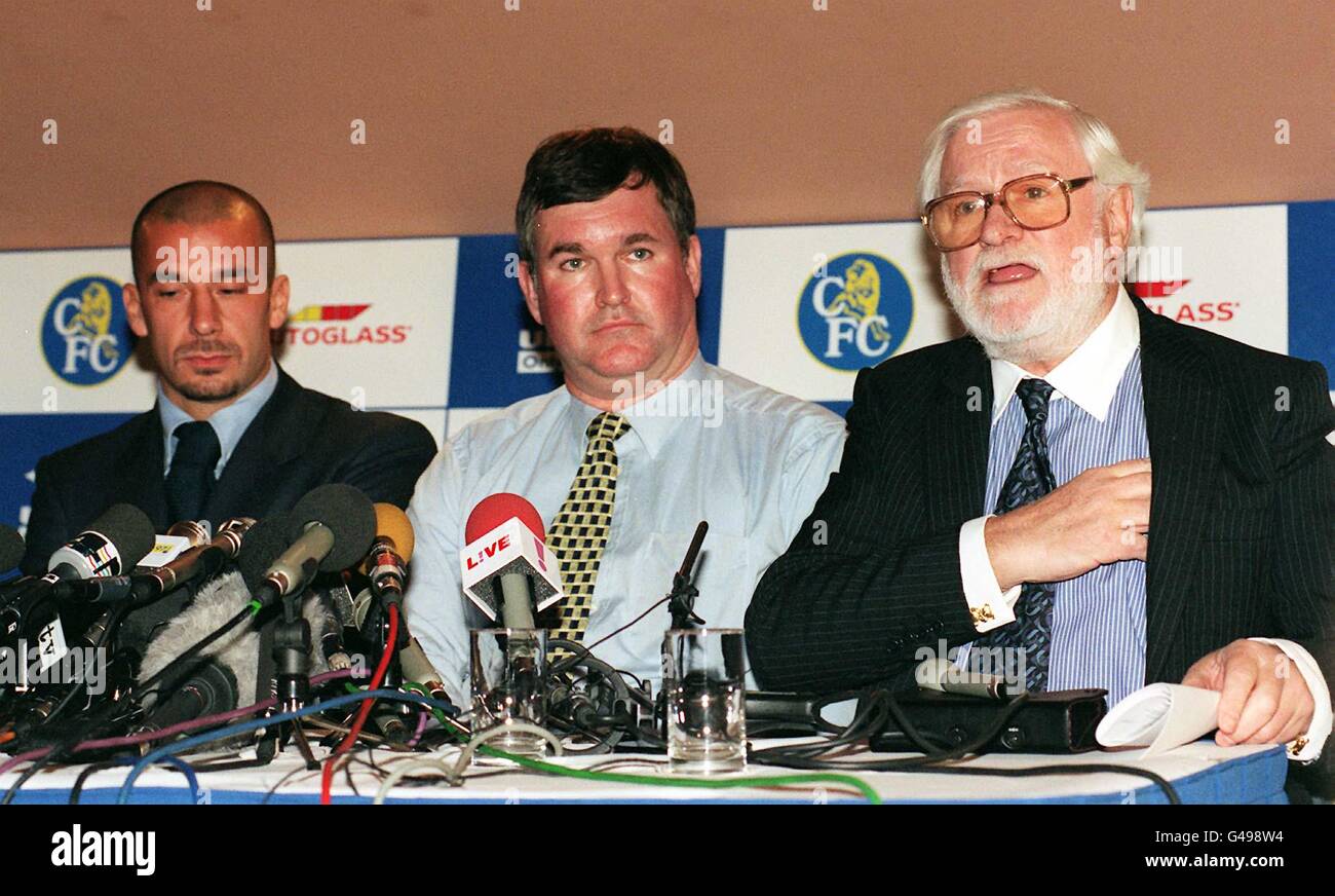 Chelseas neuer Spieler-Manager Gianluca Vialli (links) und sein Übersetzer (Mitte) mit Chelsea-Chairman Ken Bates während einer Pressekonferenz an der Stamford Bridge heute Nachmittag, wo die Entlassung von Spielermanager Ruud Gullit und die Ernennung von Vialli zu seinem Platz angekündigt wurde. Siehe PA Story SPORT Chelsea. Foto von Mike Stephens/PA. Stockfoto